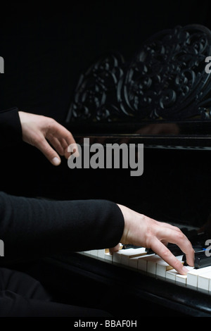 Menschliche Hände, ein Klavier zu spielen Stockfoto