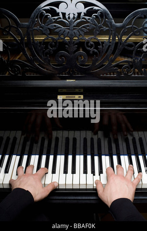 Menschliche Hände, ein Klavier zu spielen Stockfoto