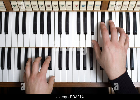 Menschliche Hände eine Orgel zu spielen Stockfoto