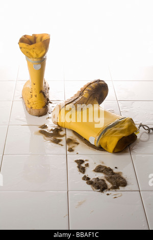 Ein paar schlammige Gummistiefel Stockfoto