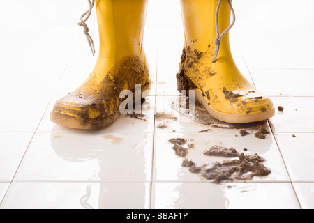 Ein paar schlammige Gummistiefel Stockfoto