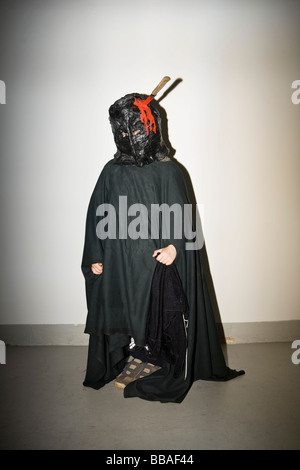 Kind in einer Maske und einem Mantel gekleidet Stockfoto