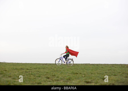 Eine Frau mit dem Fahrrad durch den park Stockfoto