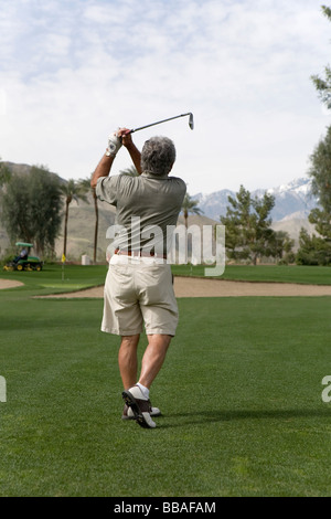 Rückansicht eines Mannes spielen Golf, Palm Springs, Kalifornien, USA Stockfoto