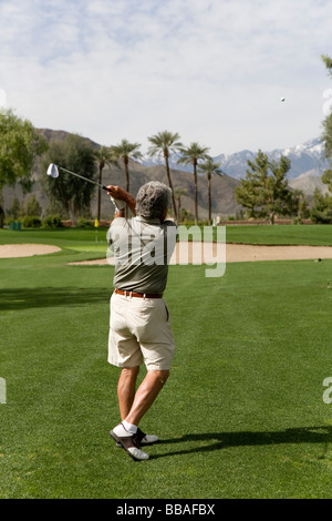 Rückansicht eines Mannes spielen Golf, Palm Springs, Kalifornien, USA Stockfoto