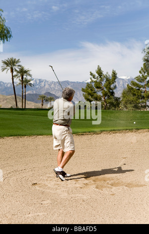 Ein Golfer spielt aus einem Sandbunker, Palm Springs, Kalifornien, USA Stockfoto