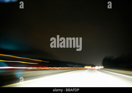 Mehrere-spurige Autobahn, Nacht, nicht-städtisches Motiv Stockfoto