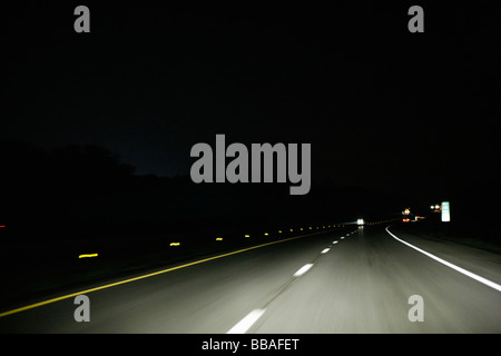 Mehrere-spurige Autobahn, Nacht, nicht-städtisches Motiv Stockfoto