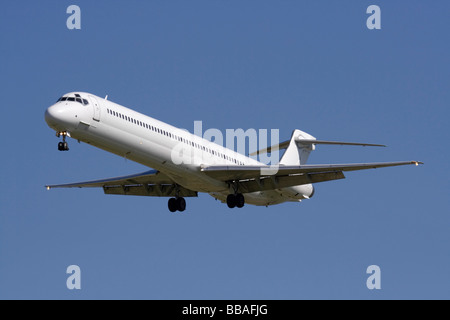 Kommerzielle Luftfahrt. Airliner im Endanflug ohne Lackierung und proprietäre Informationen gelöscht Stockfoto