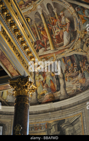 Decken- und Wandgemälde hinter dem Altar der Kirche San Pietro in Vincoli, historische Stadt, Rom, Italien Stockfoto