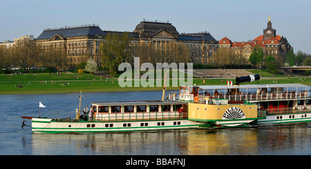 Paddeln Sie Dampfer, Pillnitz an der Elbe vor dem Finanzministerium und der sächsischen Staatskanzlei, Dresden, kostenlos Stockfoto