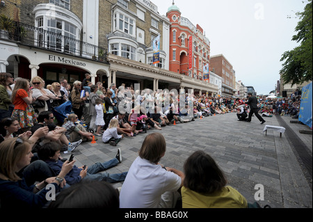Internationalen Handlungen Straßenmusik am diesjährigen Brighton Festival Fringe Straßen Event UK Stockfoto