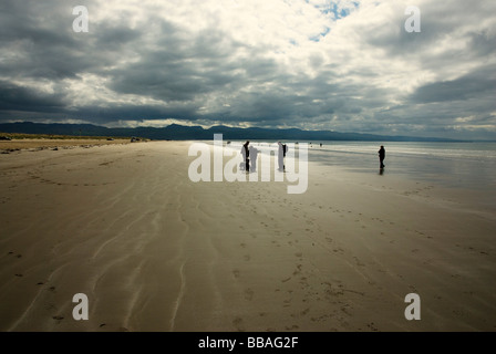 Menschen auf der Black Rock Beach, Criccieth, North Wales Stockfoto