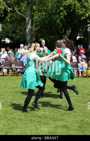 Irische Teenager Mädchen tanzen eine traditionelle Gigue zu einem Sommerfest Stockfoto