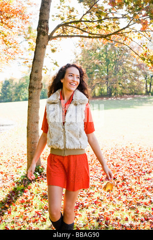 junge Frau im Park spazieren Stockfoto