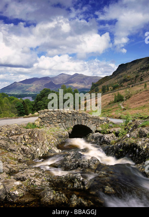 Ashness Brücke und Skiddaw in der Ferne, Nationalpark Lake District, Cumbria, England Stockfoto