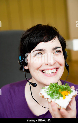Frau im Büro mit einem snack Stockfoto
