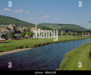 Peebles über Fluss Tweed, Grenzen Region, Schottland gesehen. Stockfoto