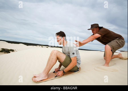 Sand Boarden Spaß auf den Dünen der Little Sahara Wüsten. Kangaroo Island, South Australia, Australien Stockfoto