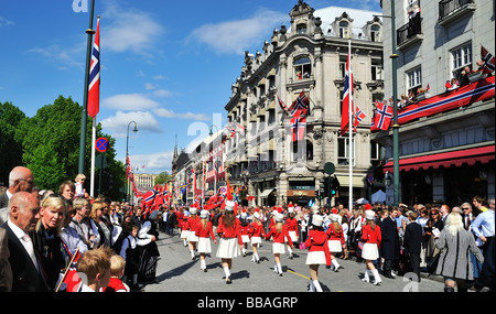 Nationalfeiertag in Oslo, Norwegen. Die Parade und Leute beobachten die Parade. Stockfoto