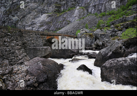 Alte Steinbrücke über den Fluss ich Norwegen Stockfoto