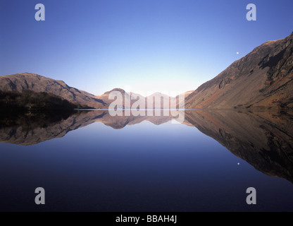 Wasdale Head, große Giebel und der Mond sich in perfekt wider Wast Wasser in der Abenddämmerung. Nationalpark Lake District, Cumbria, England Stockfoto