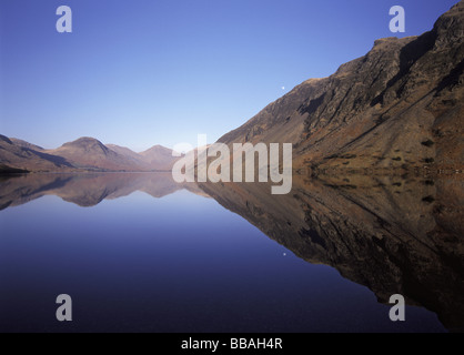 Wasdale Head, große Giebel und der Mond sich in perfekt wider Wast Wasser in der Abenddämmerung. Nationalpark Lake District, Cumbria, England Stockfoto