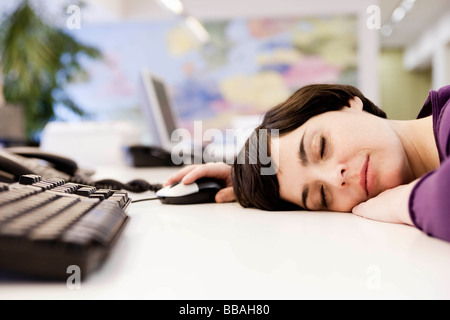 Frau schläft im Büro Stockfoto