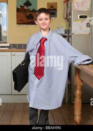Junge als Geschäftsmann verkleidet Stockfoto