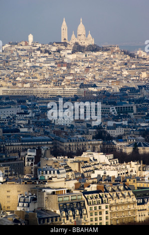 Blick vom Eiffelturm über die Dächer von Paris in Richtung Montmartre und Sacre Coeur Kathedrale, Frankreich Stockfoto