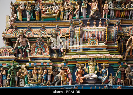 Detail mit den geformten Gottheiten auf die zweitürmige Gateway (Gopuram) des Marundeeswarar-Tempels in Chennai, Indien. Stockfoto