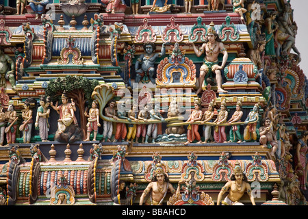 Detail mit den geformten Gottheiten auf die zweitürmige Gateway (Gopuram) des Marundeeswarar-Tempels in Chennai, Indien. Stockfoto