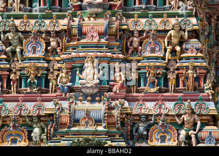 Detail mit den geformten Gottheiten auf die zweitürmige Gateway (Gopuram) des Marundeeswarar-Tempels in Chennai, Indien. Stockfoto