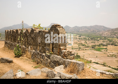 Die Wände und die Abwehrkräfte des historischen Forts von Gingee in Tamil Nadu, Indien. Stockfoto