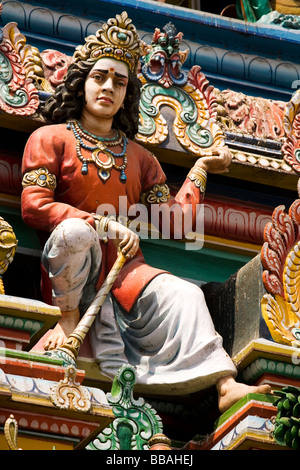 Detail zeigt eine der geformten Gottheiten auf die zweitürmige Gateway (Gopuram) des Marundeeswarar-Tempels in Chennai, Indien. Stockfoto