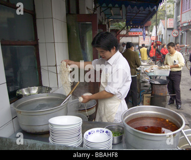 Kochen an der Straßenecke in Peking, China Stockfoto