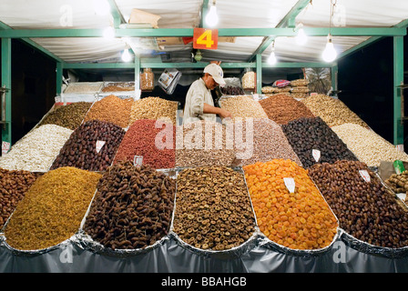 Getrocknete Früchte und Mutter Stall, der Djemaa el-Fna in der Nacht, Marrakesch, Marokko Stockfoto