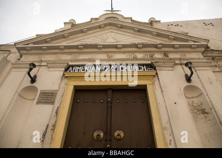 Die schweren Holztüren und Außenbereich der armenischen Kirche St Mary in Chennai, Indien. Stockfoto