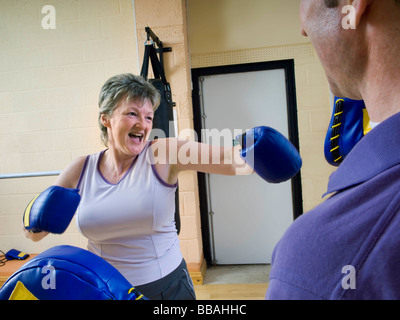 ältere Frau Boxen Übung Stockfoto