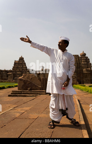 Ein Leitfaden zeigt die Sehenswürdigkeiten des Chalukyan Tempel von Pattadakal in Indien. Stockfoto