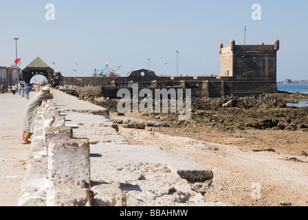 Marokkanische Jüngling blickt auf das Meer über die Stadt-Wände, Essaouira, Marokko, Nordafrika Stockfoto