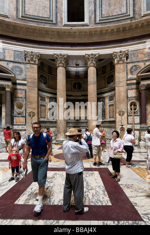 Touristen in das Pantheon, Piazza della Rotonda, Rom, Italien Stockfoto