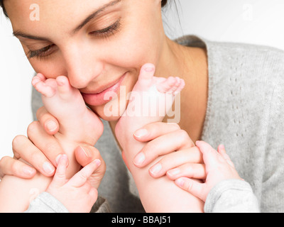 Mutter mit ihrem Baby Füße spielen Stockfoto