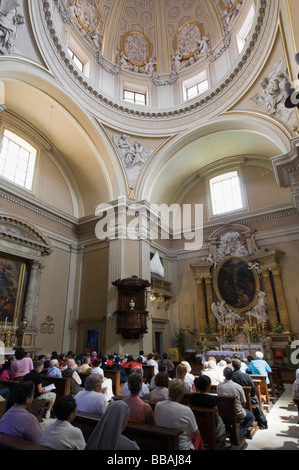 Sonntagsmesse in der Kirche von San Tommaso di Villanova, entworfen von Bernini, in Castel Gandolfo. Latium, Italien Stockfoto