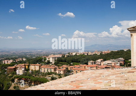 Blick von Grottaferrata über pantiled auf dem Dach gegen Rom in der Ferne, die Albaner Berge, Latium, Italien Stockfoto