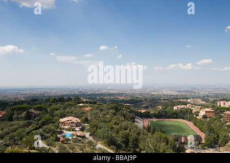 Blick über Grottaferrata gegen Rom in der Ferne, die Albaner Berge, Latium, Italien Stockfoto