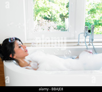 Frau in ihrer Badewanne Luftblasen fliegen Stockfoto