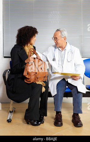 Junge Frau im Gespräch mit Arzt Stockfoto