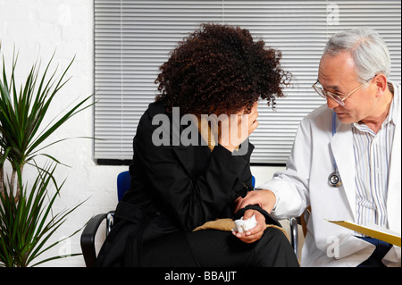 Junge Frau im Gespräch mit Arzt Stockfoto