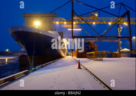 Schiff im Containerhafen angedockt Stockfoto